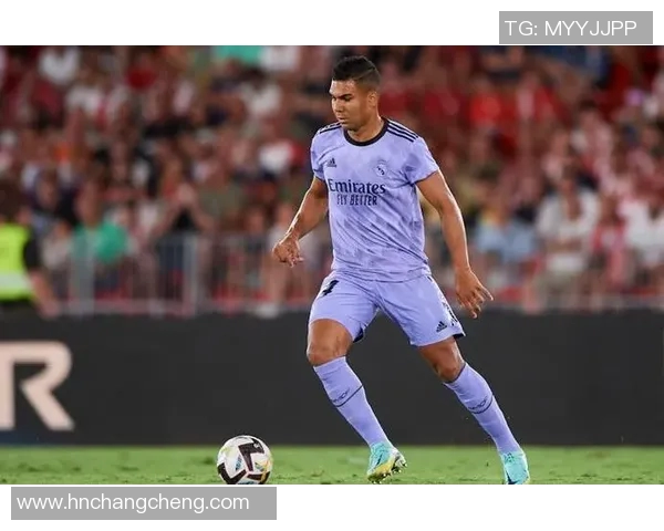 卡塞米罗的传奇旅程：从巴西足球新星到欧洲顶级中场的蜕变与成就